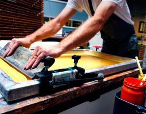 Serigrafía con fotolito Serigrafía: técnica de marcaje para productos de grandes tiradas con Evalcris.