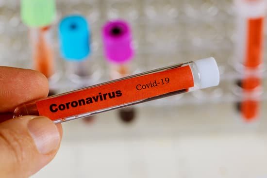 Representación del coronavirus en un tubo de muestras