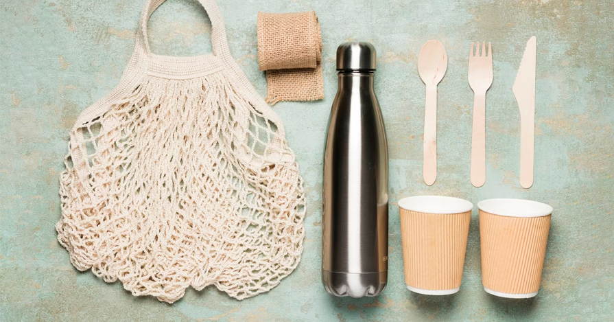 Productos sostenibles para este verano 2023: botellas de recicladas, bolsas de algodón, cubiertos de madera...