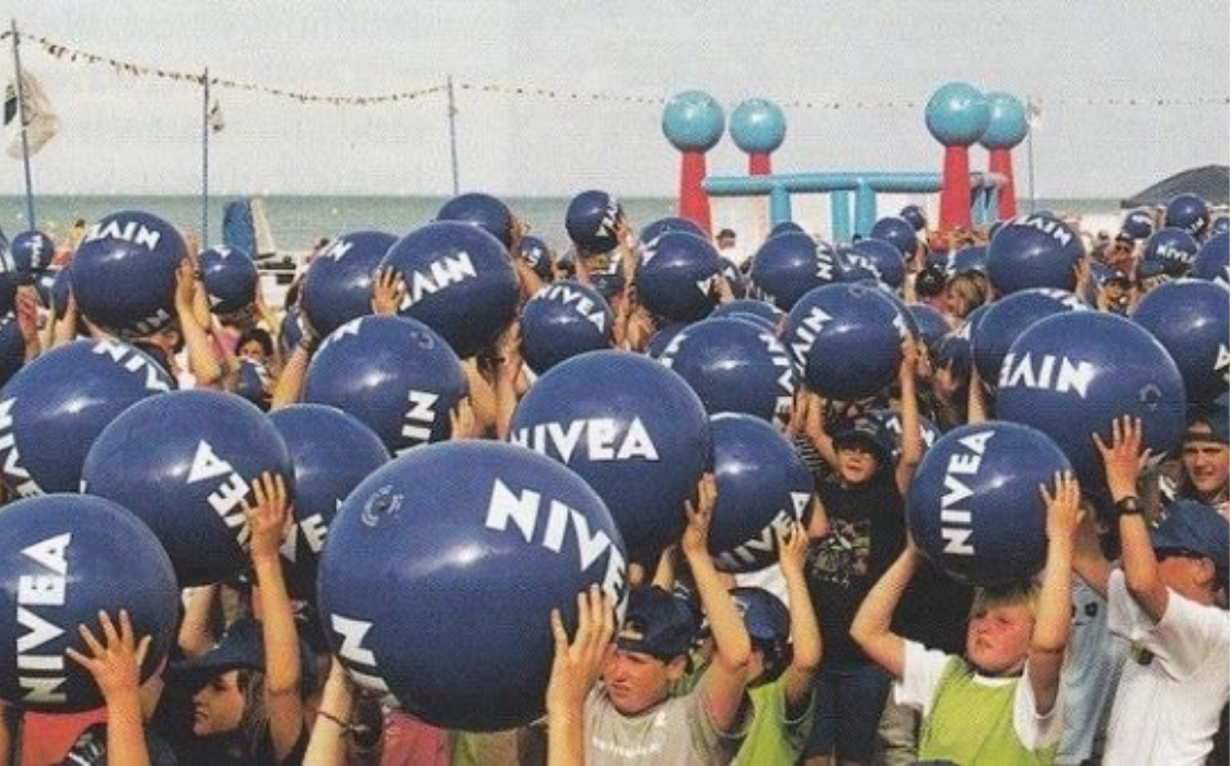 Imagen-Post3-Nivea-Mbl Balón de playa de Nivea como ejemplo de merchandising icónico en España - Mobile